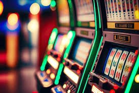 Pengguna dewasa membaca tips a04 di ponsel